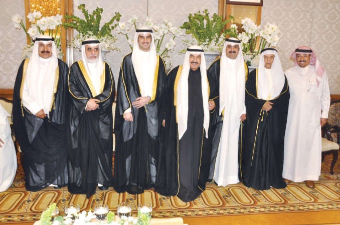 سمو الشيخ ناصر المحمد متوسطا خميس الخميس وعبدالله الخميس وماضي الخميس والمعرس ومسلم الزامل وعبدالعزيز الخميس
