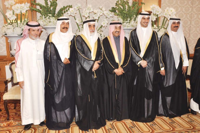 جاسم الخرافي وصالح الخميس يباركان