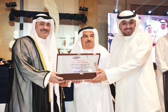 درع تكريمية لرئيس مجلس الامة يتسلمها الشيخ خالد العبدالله ﻿