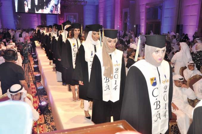 عدد من الخريجات خلال مراسم الاحتفال ﻿