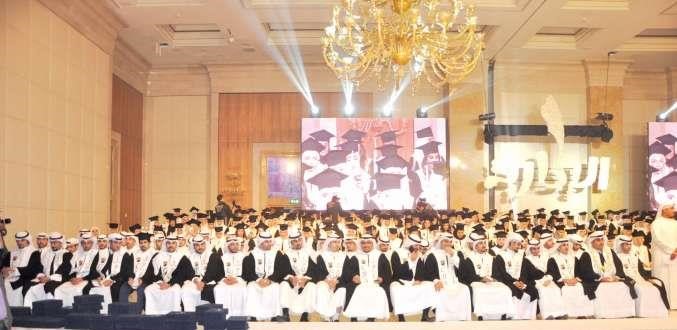 صورة جماعية للخريجين المكرمين خلال الحفلاحمد علي﻿