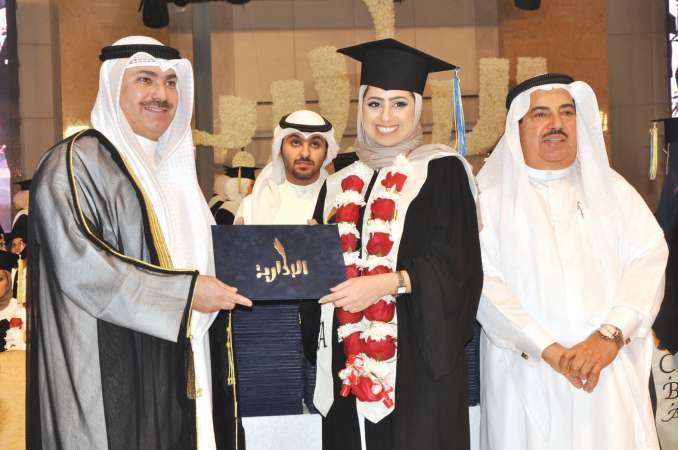 الشيخ خالد العبدالله يسلم شهادة احدى الخريجات ويبدو دجاسم المضف ﻿