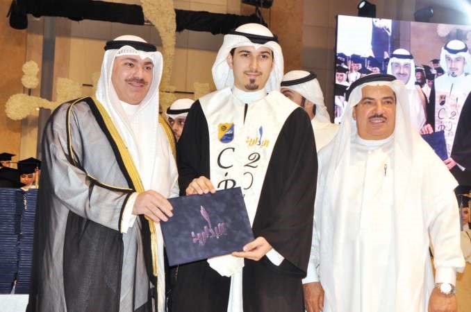 العبدالله مكرما احد الخريجين﻿