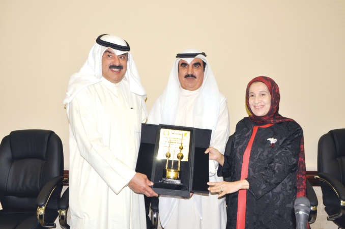 درع تكريمية للراحل سليمان الجارالله يتسلمها خالد الجارالله من د حياة الحجياحمد علي ﻿