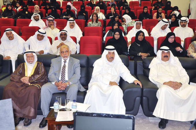 وكيل الخارجية خالد الجارالله ود عبدالعزيز البابطين ود محمد الجارالله في مقدمة الحضور ﻿