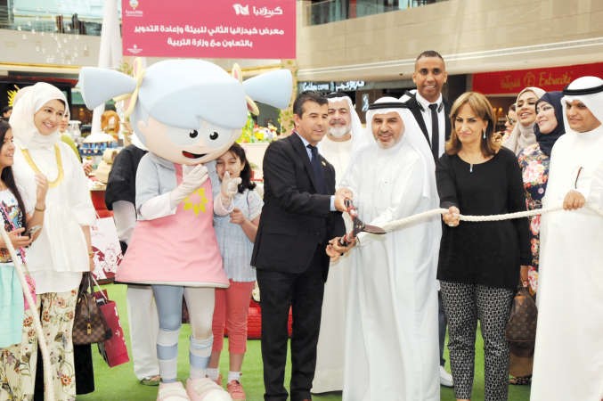 فهد الغيص وفيرناندوا ميدروا ومنى الفريح خلال افتتاح المعرض 
