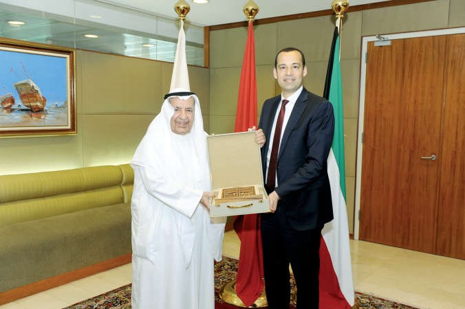 علي الغانم مقدما درعا تذكارية للوزير الونسي ياسين ابراهيم﻿