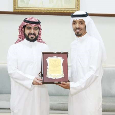 الشيخ تركي اليوسف يتسلم درعا تذكاية من احمد عجب 