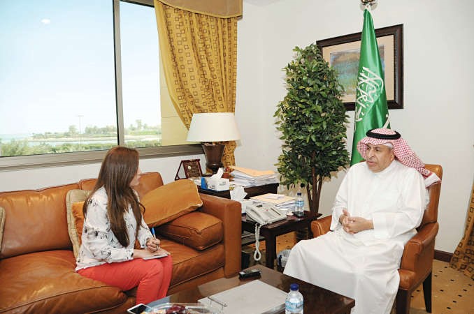 دعبدالعزيز الفايز متحدثا الى الزميلة بيان عاكوم	فريال حماد﻿