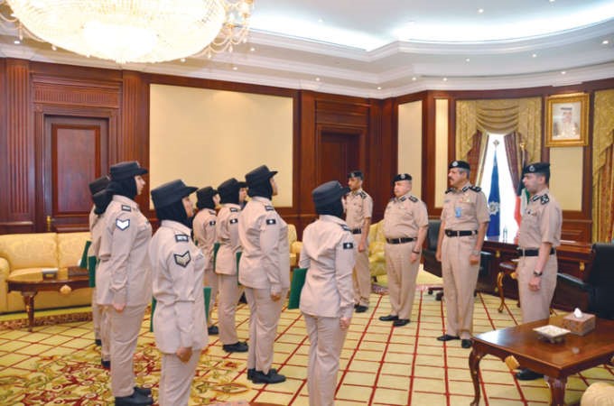 الفريق سليمان الفهد مستقبلا الخريجات بحضور الشيخ فيصل النواف والعميد ناصر بورسلي والعميد عادل الحشاش﻿