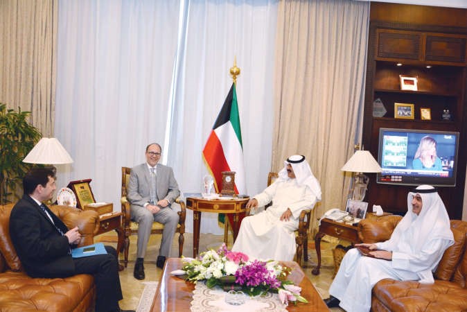خالد الجارالله مستقبلا السفير الاميركي دوغلاس سيليمان﻿