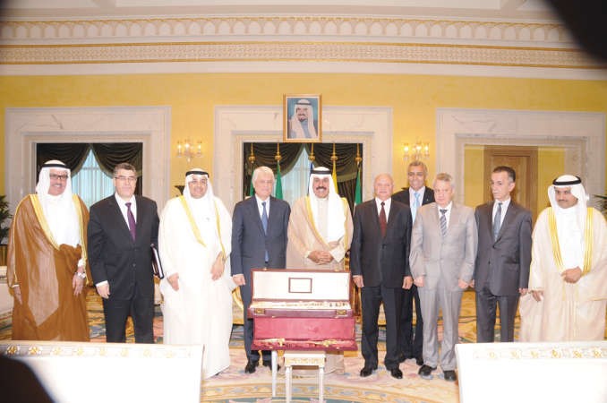 سمو نائب الامير وولي العهد الشيخ نواف الاحمد مستقبلا يعقوب الصانع ووزير العدل الجزائري الطيب لوح والوفد المرافق ﻿