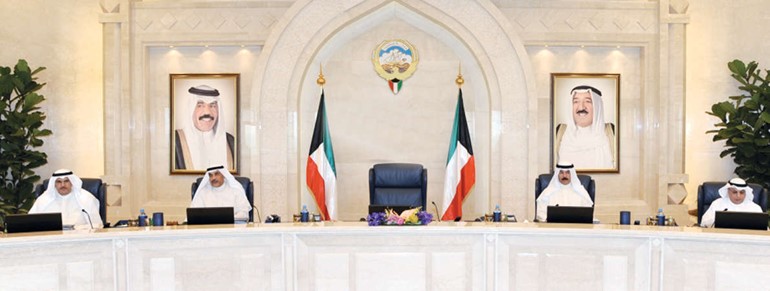 رئيس مجلس الوزراء بالانابة ووزير الخارجية الشيخ صباح الخالد مترئسا الاجتماع بحضور الشيخ محمد الخالد والشيخ خالد الجراح والشيخ سلمان الحمود ﻿