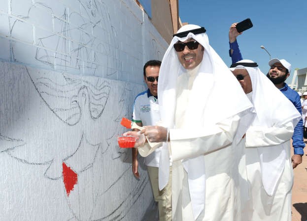 الشيخ فواز الخالد يرسم علم الكويت وسط اللوحة الفنية