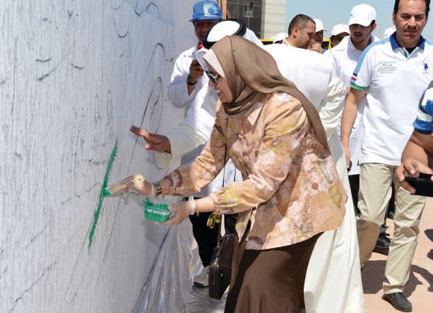 منى الصلال تشارك في رسم اللوحة الفنية