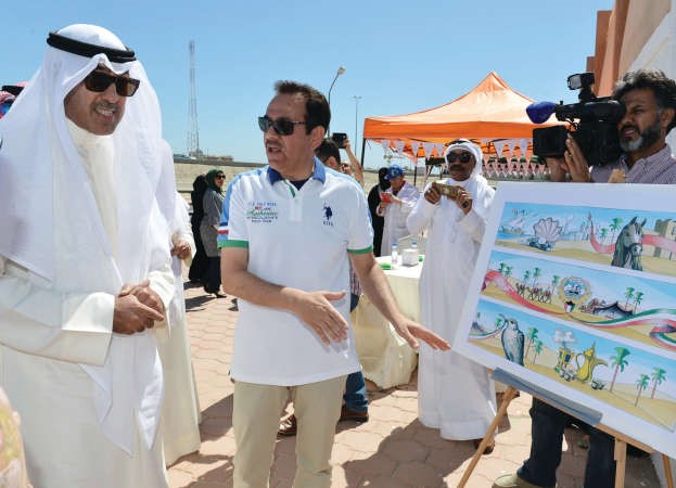 الخالد متحدثا مع ممثل التوجيه الفني بالمنطقة التعليمية
