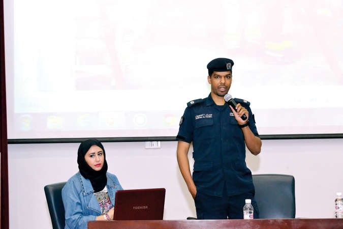 الرائد عمار الحبيل متحدثا خلال المحاضرة