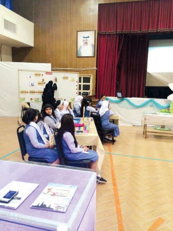 طالبات يستمعن الى المحاضرة﻿