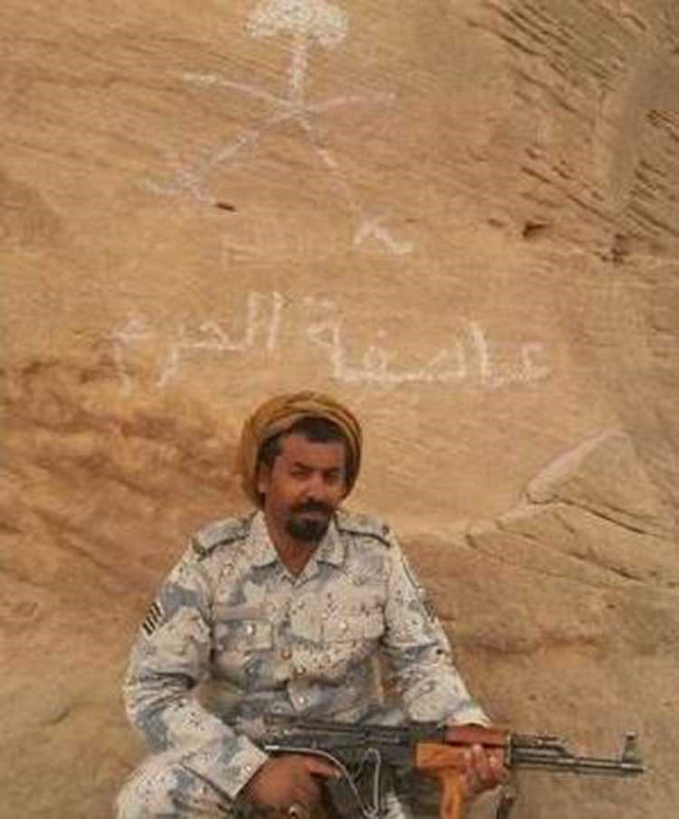 رجل أمن سعودي يلغي زواجه بعد توزيعه الدعوات للمشاركة في "عاصفة الحزم"