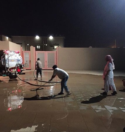بالصور.. مروءة مدير مدرسة في السعودية تدفعه لفتحها ليلاً وتنظيفها بعد العاصفة خشيةً على معلميه وطلابه