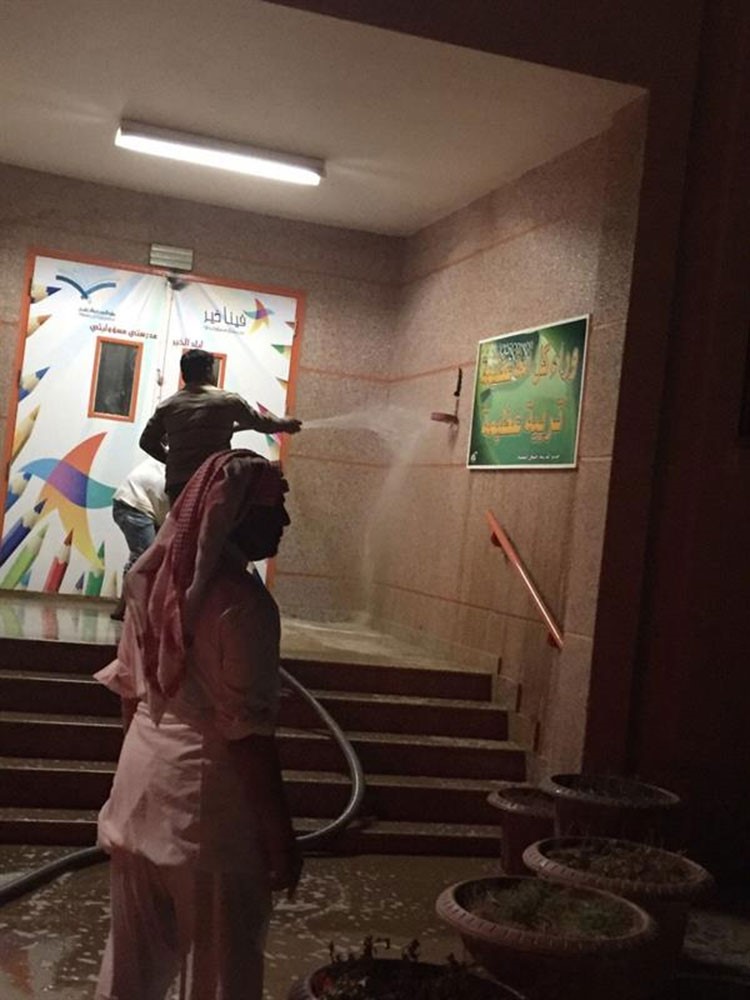 بالصور.. مروءة مدير مدرسة في السعودية تدفعه لفتحها ليلاً وتنظيفها بعد العاصفة خشيةً على معلميه وطلابه