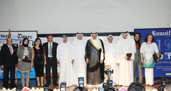 الشيخ سلمان الحمود وعبدالرحمن العليان ووليد الخشتي وهادي القحطاني وعدنان سعد مع عدد من اعضاء لجنة التحكيم والحضور﻿