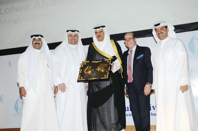 درع تكريمية لوزير الاعلام ووزير الدولة لشؤون الشباب الشيخ سلمان الحمود﻿