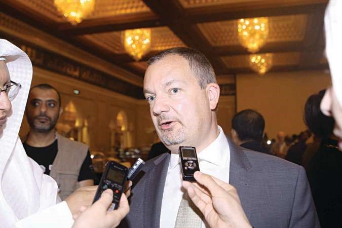 السفير البريطاني ماثيو لودج متحدثا الى الصحافيين