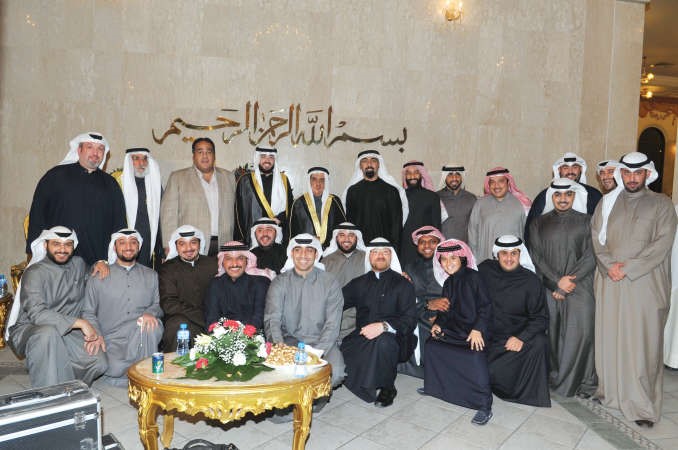 لقطة تذكارية للمعرس جاسم اللوغاني مع الاهل والاصدقاء