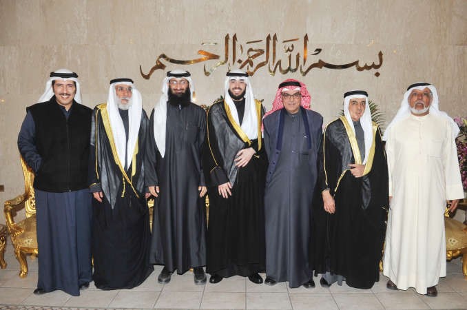 المعرس متوسطا والده ووالد العروس يوسف الكندري وابراهيم اللوغاني ومساعد اللوغاني وفواز الكليب وثامر المطوع