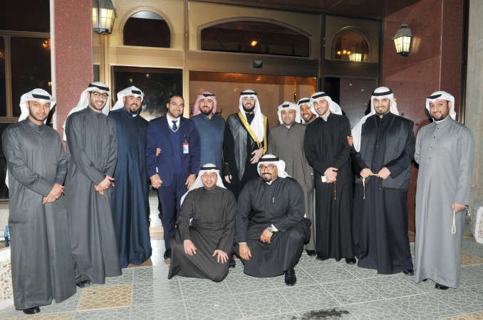 المعرس جاسم عبدالرزاق اللوغاني متوسطا الاصدقاء في لقطة تذكارية