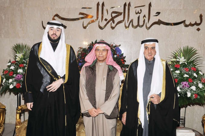 معبدالرحمن الغنيم يبارك للمعرس ووالده عبدالرزاق اللوغاني