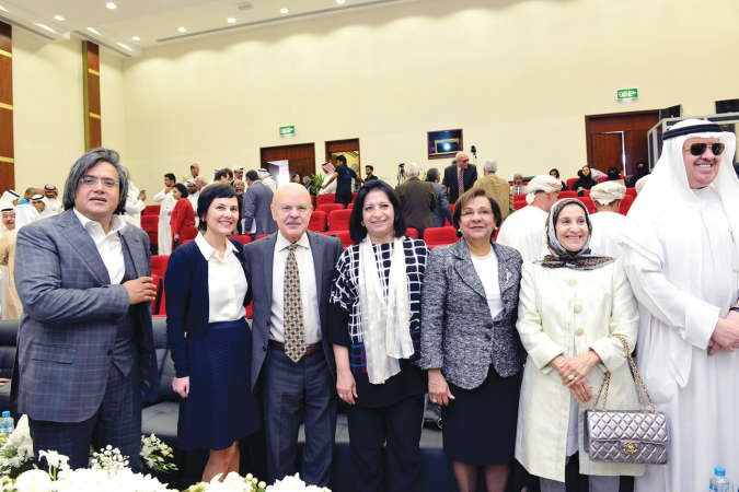 دحياة الحجي ودموضي الحمود مع بعض الحضور في المؤتمر 