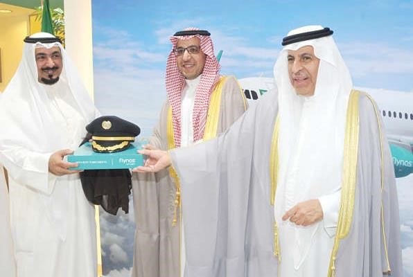 الفايز يتلقى هدية تذكارية عقب حفل الافتتاح