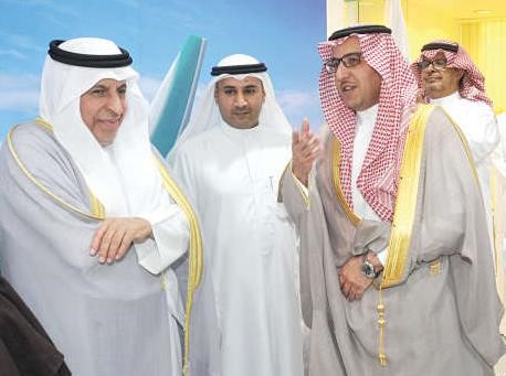 دعبدالعزيز الفايز يستمع لشرح عن المكتب الجديد