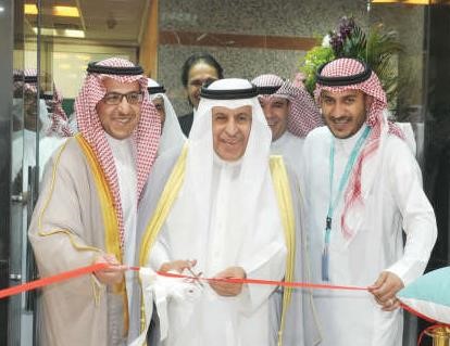 دعبدالعزيز الفايز وبندر المهنا خلال قص شريط الافتتاح