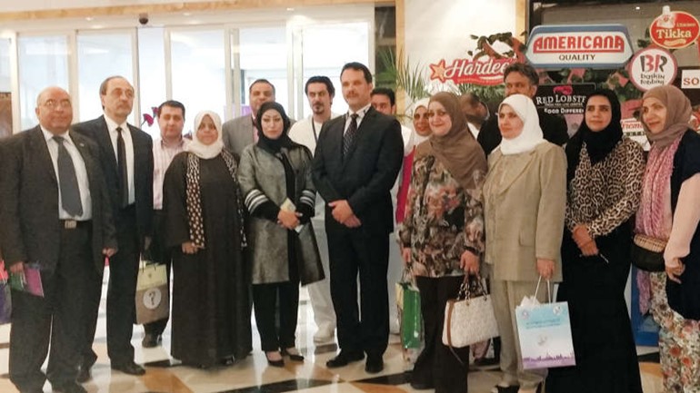 دجمال الحربي يتوسط المشاركين في المعرض المقام على هامش الاحتفال﻿