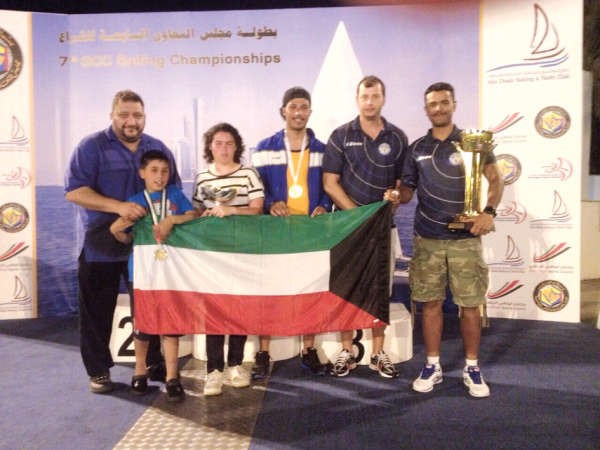 المنتخب في صورة جماعية عقب التتويج﻿