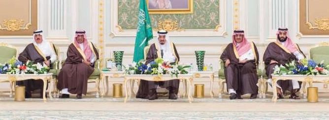 خادم الحرمين الشريفين الملك سلمان بن عبدالعزيز مستقبلا قادة وكبار ضباط وزارات الدفاع والداخلية والحرس الوطني ورئاستي الاستخبارات العامة والحرس الملكي واس﻿