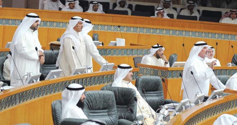 صالح عاشور متحدثا خلال الجلسة