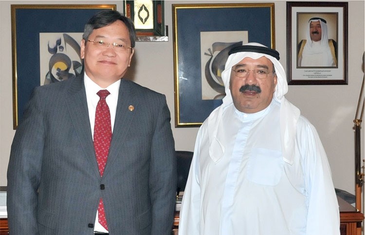 وزير شؤون الديوان الاميري الشيخ ناصر صباح الاحمد الصباح مستقبلا سفير منغوليا لدى الكويت ايخات سودنوم
