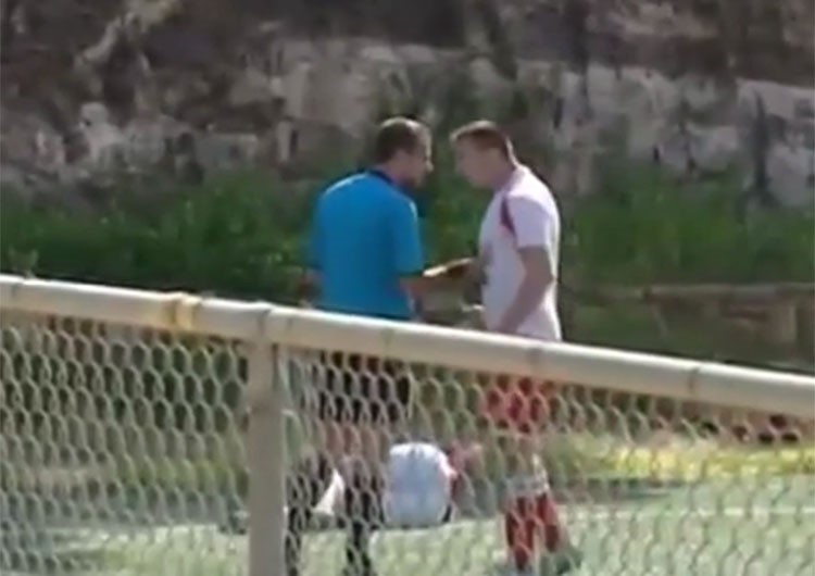 بالفيديو.. لاعب يضرب الحكم ويهرب بتسلق الجبل
