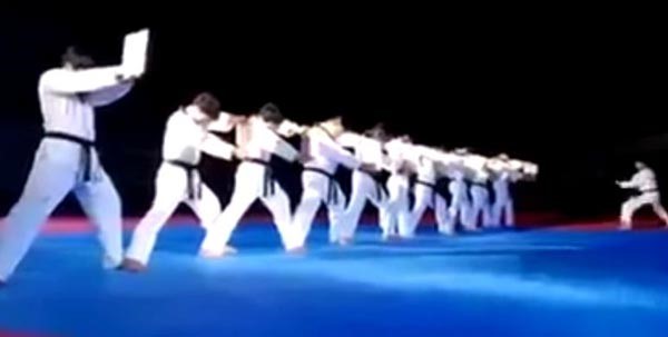 بالفيديو.. مهارة فائقة للاعب كاراتيه