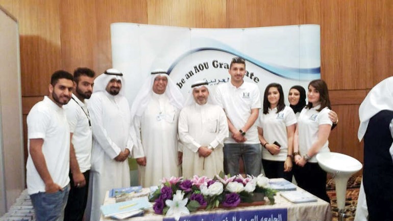 فهد الغيص في جناح الجامعة العربية المفتوحة بالمعرض﻿