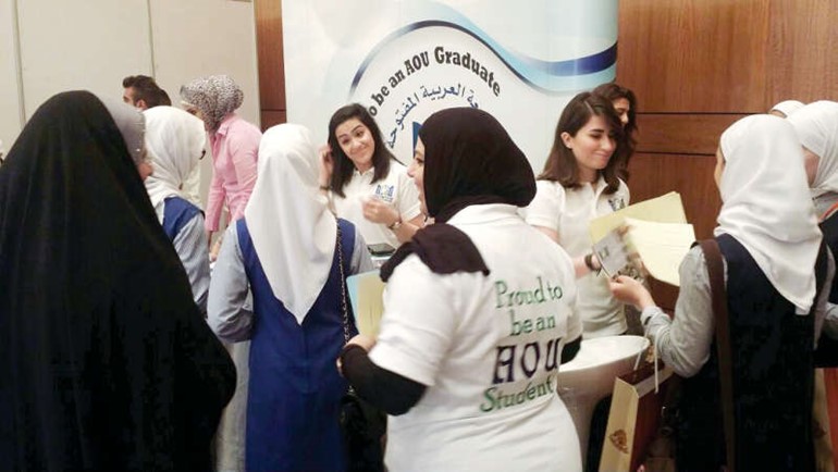 اقبال من الطلبة على الاستفادة مما يقدمه جناح الجامعة العربية المفتوحة﻿
