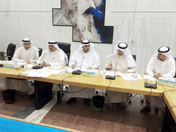 فهد الصانع خلال ترؤسه اجتماع لجنة الشكاوى ﻿