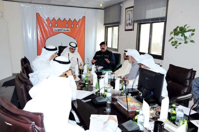 ماحمد المنفوحي واللواء عبدالفتاح العلي خلال الاجتماع 