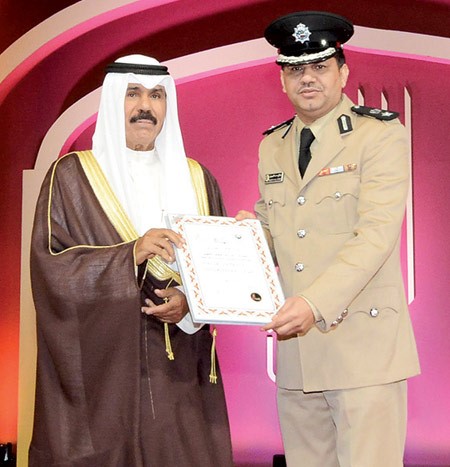 سمو نائب الامير وولي العهد الشيخ نواف الاحمد مكرما احد المشاركين