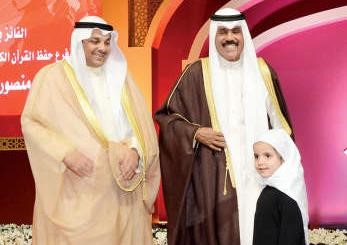 سمو نائب الامير وولي العهد الشيخ نواف الاحمد مكرما طفلة من المشاركات