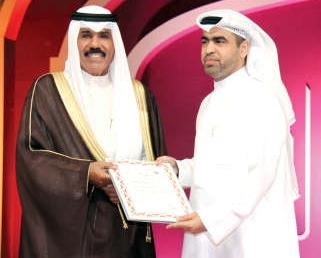 سمو نائب الامير وولي العهد يسلم شهادة لاحد المكرمين